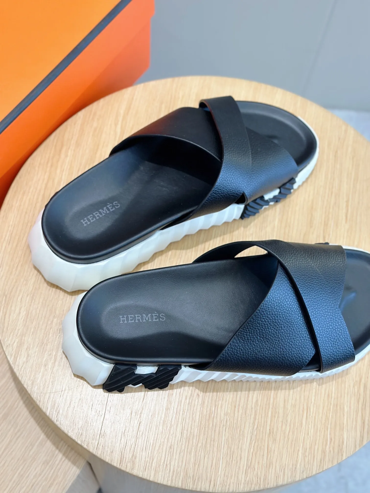 Factory price: 360💰Hermès [HERMÈS] Top Herme*H Home Hermès Men's Sandals and Slippers-Original Reproduction. Purchase the original version and make it one to one. The outsole is privately molded. The color of the outsole corresponding to each color is the same as the original version. Come to those who know the stuff 💪 The ultra-light soles are designed in contrasting colors, and they feel so comfortable on your feet! Calfskin, cowhide feet, private model outsole. Size: 39-44 (customized at 38.45)